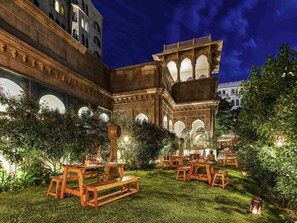 2 restaurants, breakfast, lunch, dinner served; Asian cuisine  - Fairmont Jaipur (Amer)