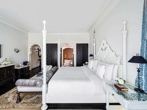 Ropa de cama de alta calidad, colchones con pillow-top y minibar 