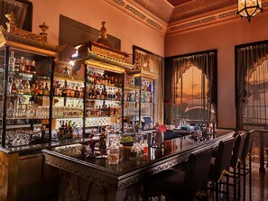 2 restaurantes; se sirve desayuno, almuerzo y cena; cocina asiática