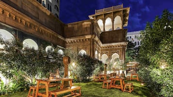 2 restaurantes, se sirven desayunos, comidas, cenas y cocina asiática