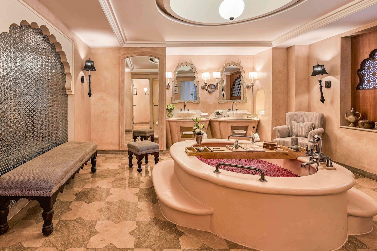 Suite, 1 letto king con divano letto, terrazzo | Biancheria da letto di alta qualità, materassi a doppio strato, minibar