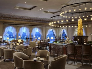 2 bars/lounges, lobby lounge