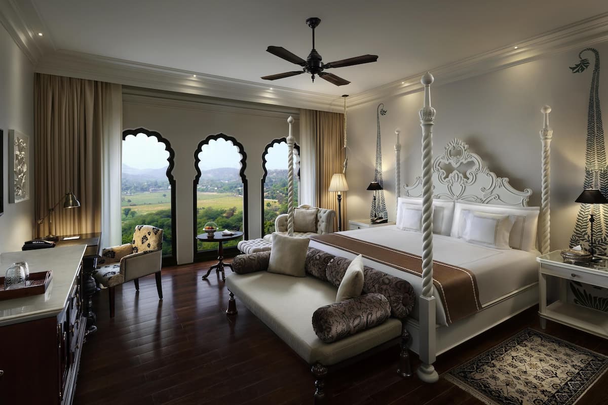 Signature Room, 1 King Bed | Premium bedding, pillow-top beds, minibar, in-room safe