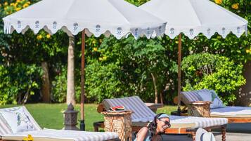 Outdoor pool, pool umbrellas, sun loungers