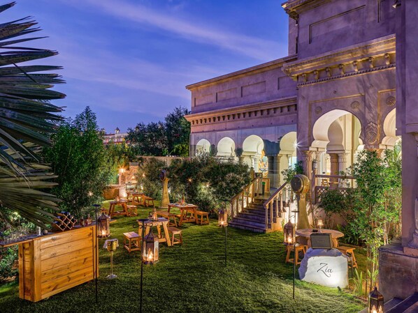 2 restaurants, breakfast, lunch, dinner served; Asian cuisine - Fairmont Jaipur (Amer)