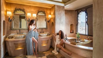 Suite, 1 Tempat Tidur King dengan tempat tidur Sofa, teras | Seprai premium, bantalan ekstra lembut, minibar, dan brankas