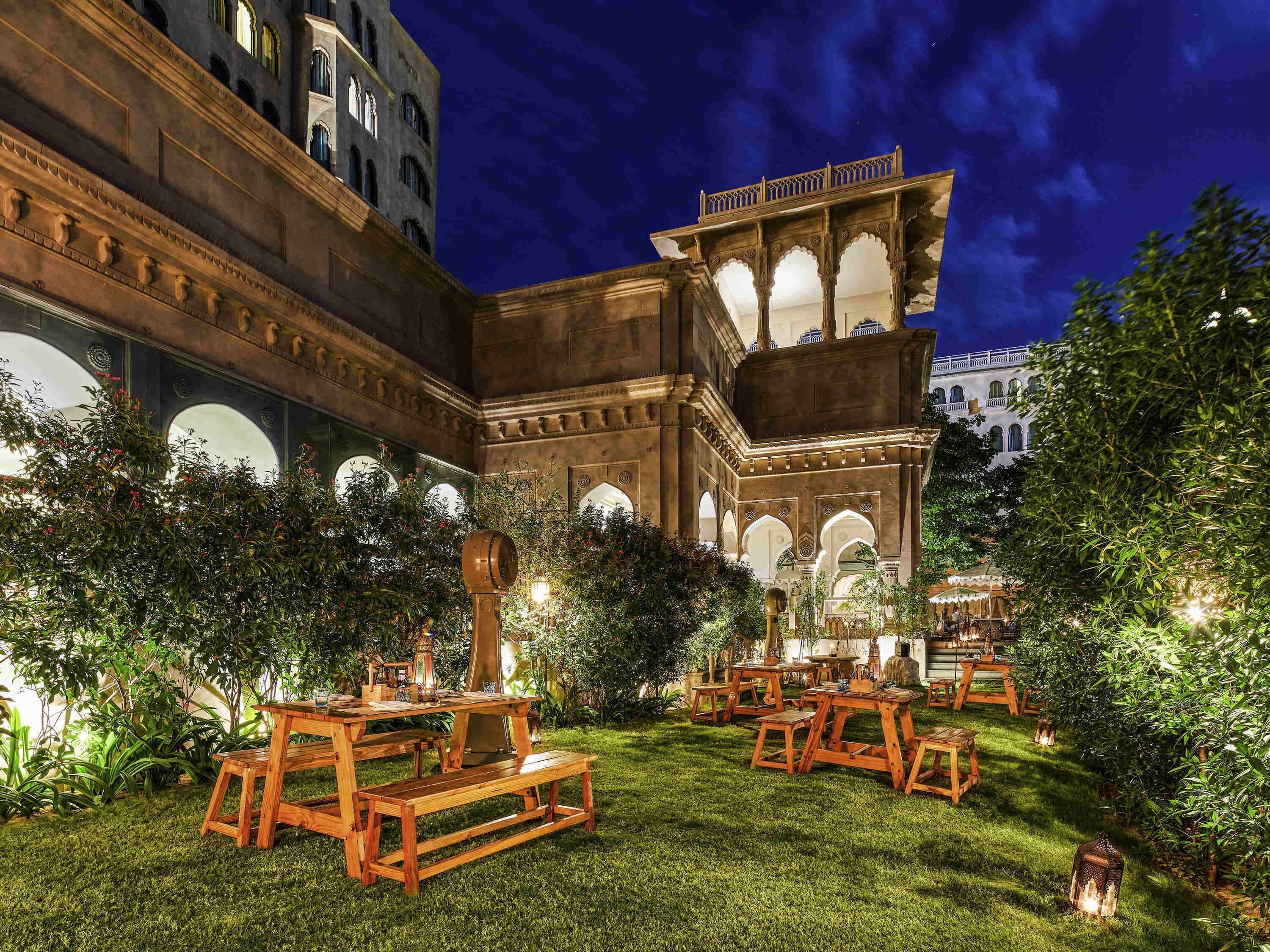 2 間餐廳，供應早餐、午餐和晚餐，亞洲料理