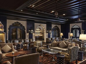 2 bares/lounges, saguão/lounge