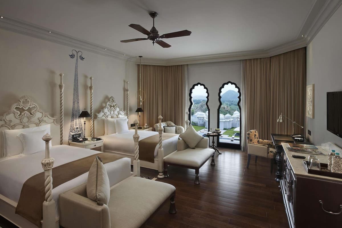 Ropa de cama de alta calidad, colchones con pillow-top y minibar