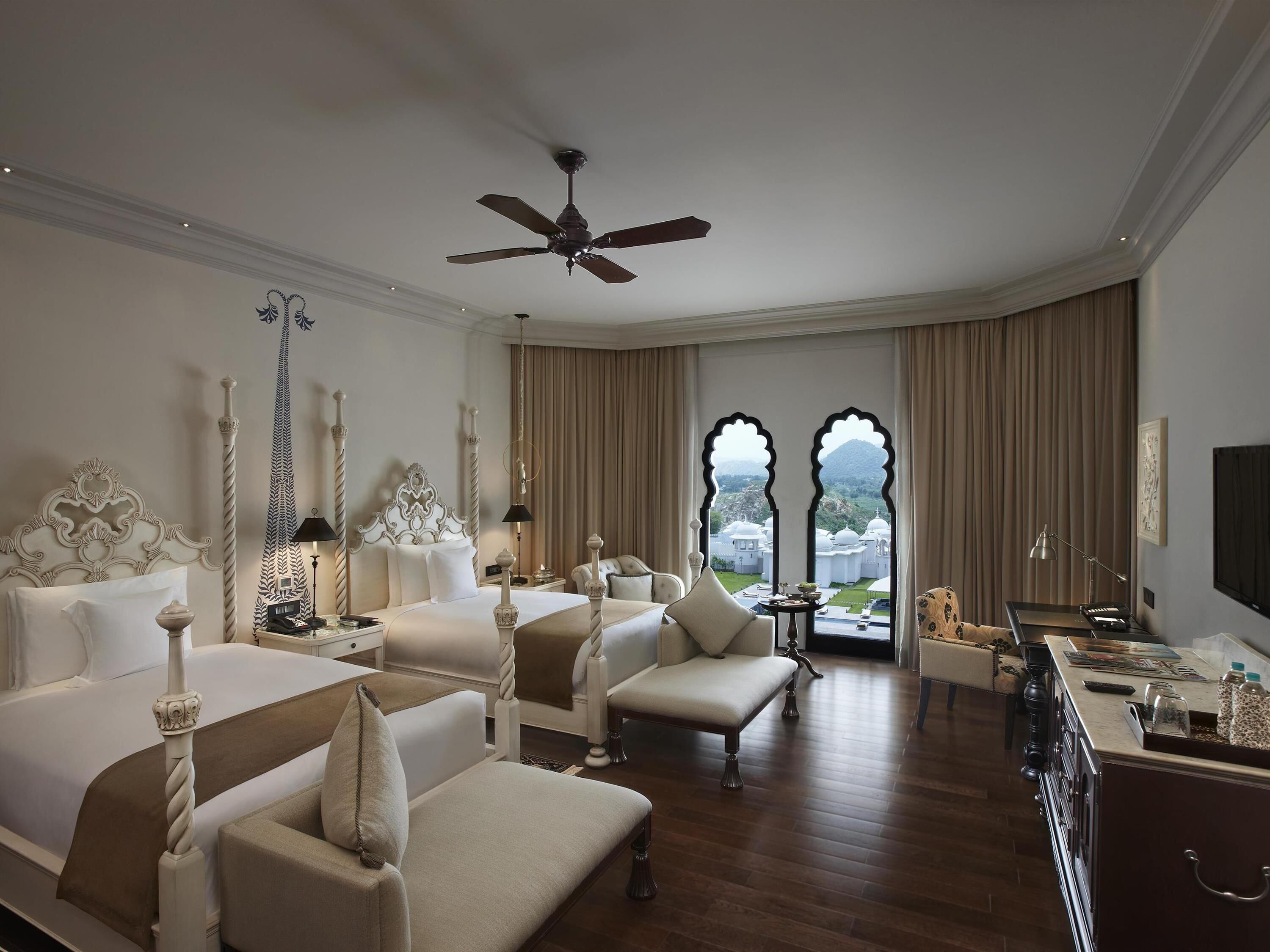 Ropa de cama de alta calidad, colchones con pillow-top y minibar 