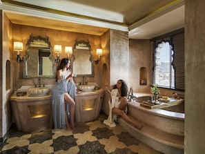 Premium bedding, pillow-top beds, minibar, in-room safe - Fairmont Jaipur (Amer)