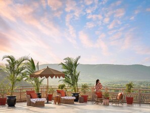 Suite, 1 King Bed with Sofa bed, Terrace