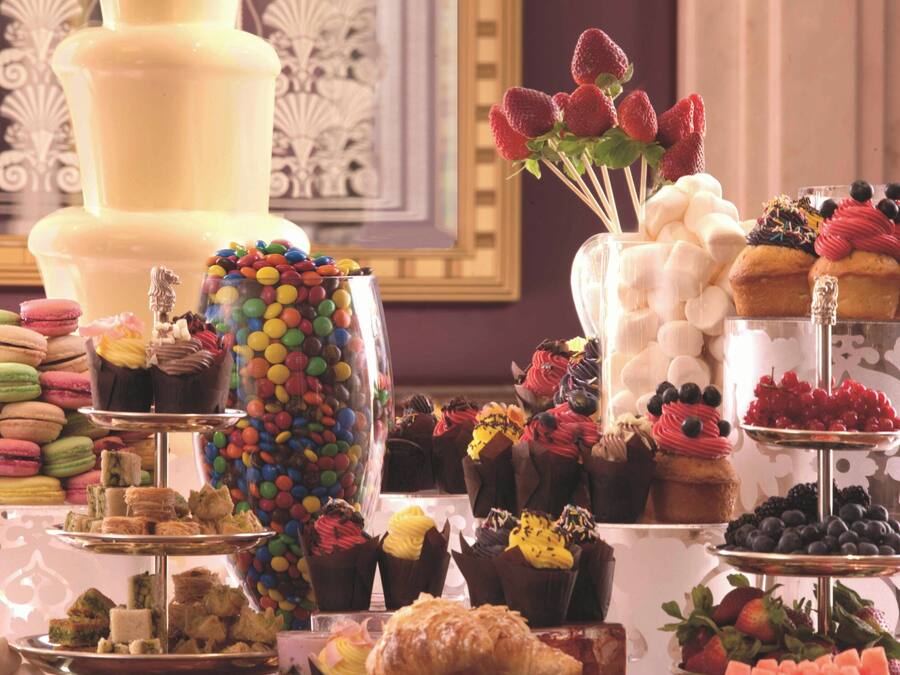Verschiedene Desserts und Gebäckstücke auf einem Buffet.