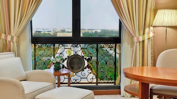 Room, 1 King Bed | Minibar, in-room safe, blackout drapes, iron/ironing board