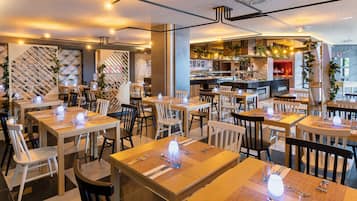 5 restaurants; breakfast, lunch and dinner served