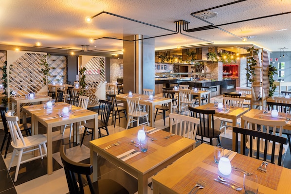 5 restaurants; breakfast, lunch and dinner served 