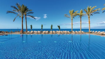 4 outdoor pools, pool umbrellas, sun loungers