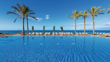 4 outdoor pools, pool umbrellas, sun loungers