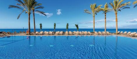 4 AuĂenpools, Sonnenschirme, LiegestĂŒhle