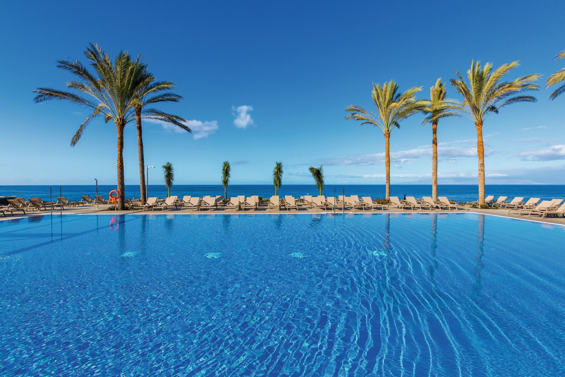 4 outdoor pools, pool umbrellas, pool loungers