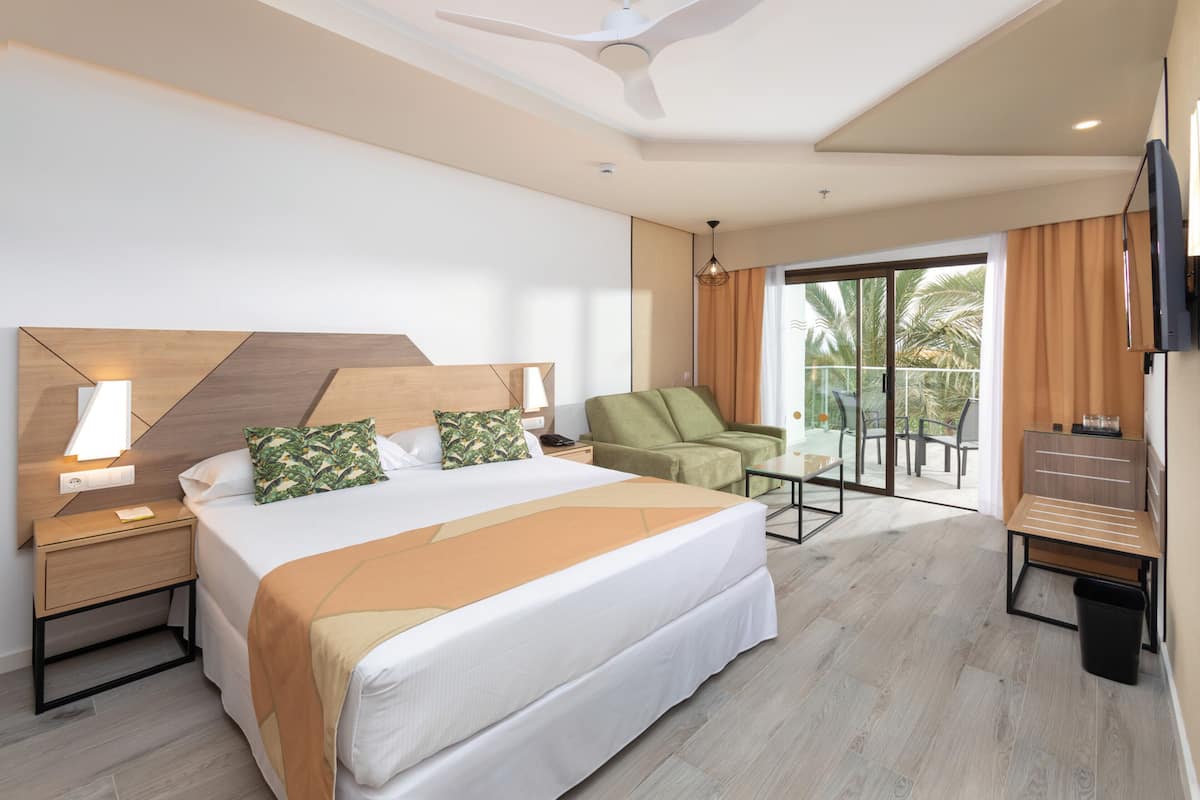 Free minibar items, in-room safe, free WiFi, bed sheets