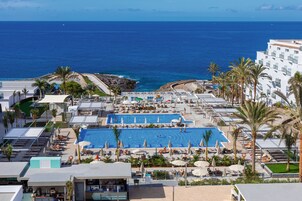 4 outdoor pools, pool umbrellas, sun loungers