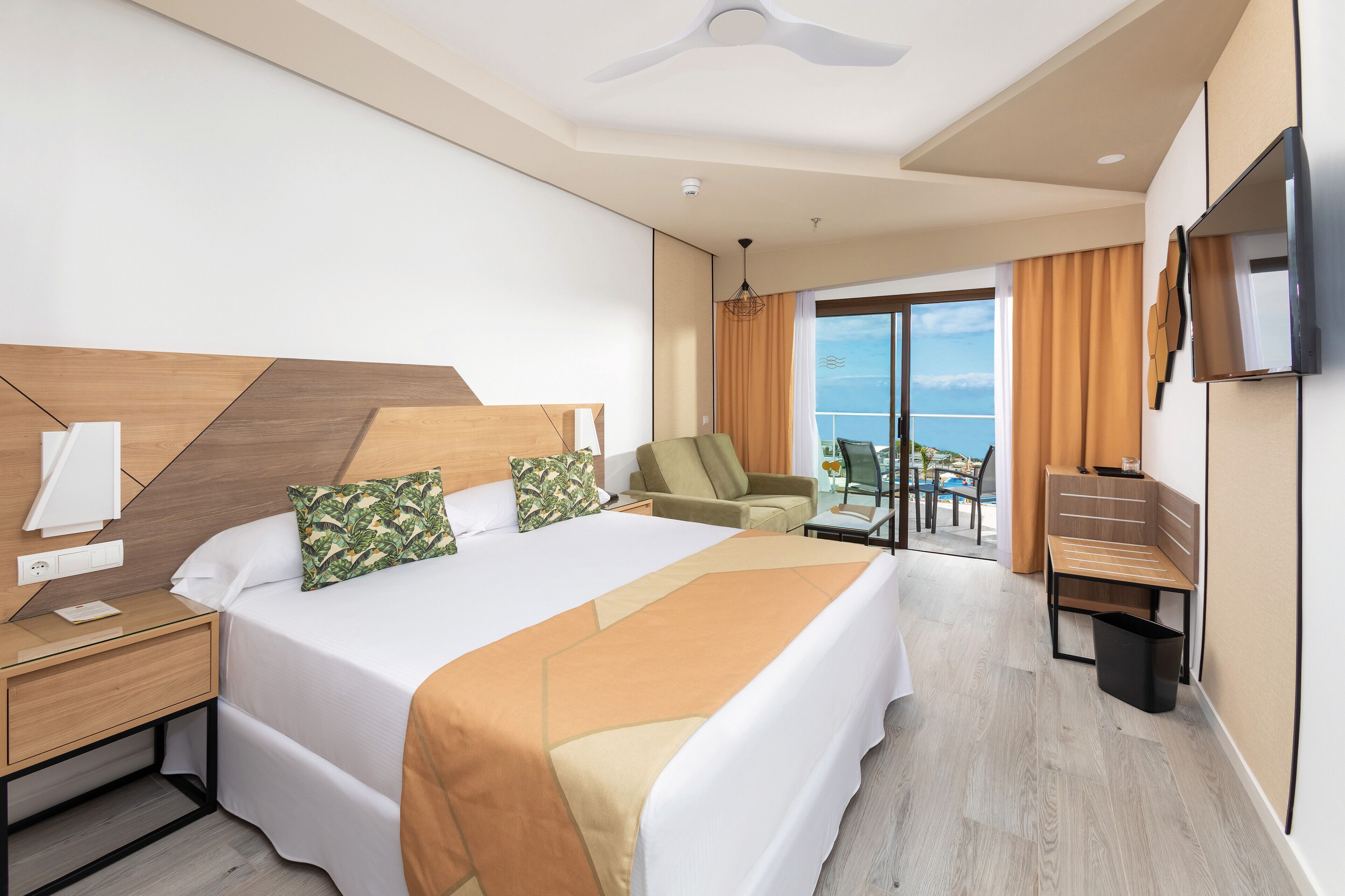 Free minibar items, in-room safe, free WiFi, bed sheets