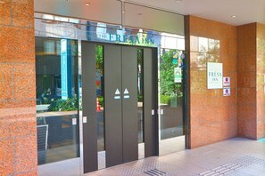 A hotel entrance with a sign reading "Fresca Inn" and a no smoking sign. - Sotetsu Fresa Inn Hamamatsucho Daimon (Tokyo)