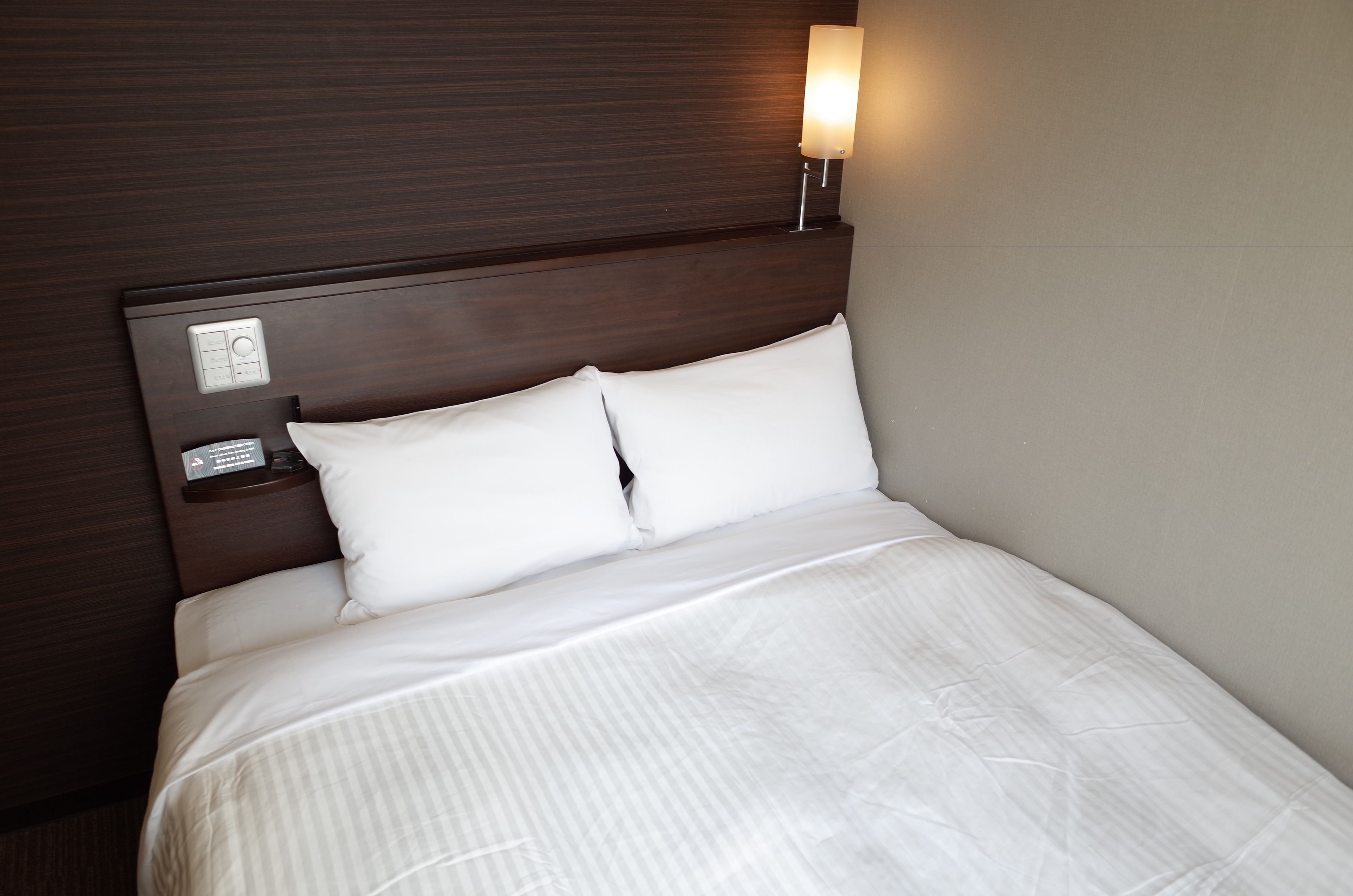 1 bedroom, desk, blackout curtains, soundproofing