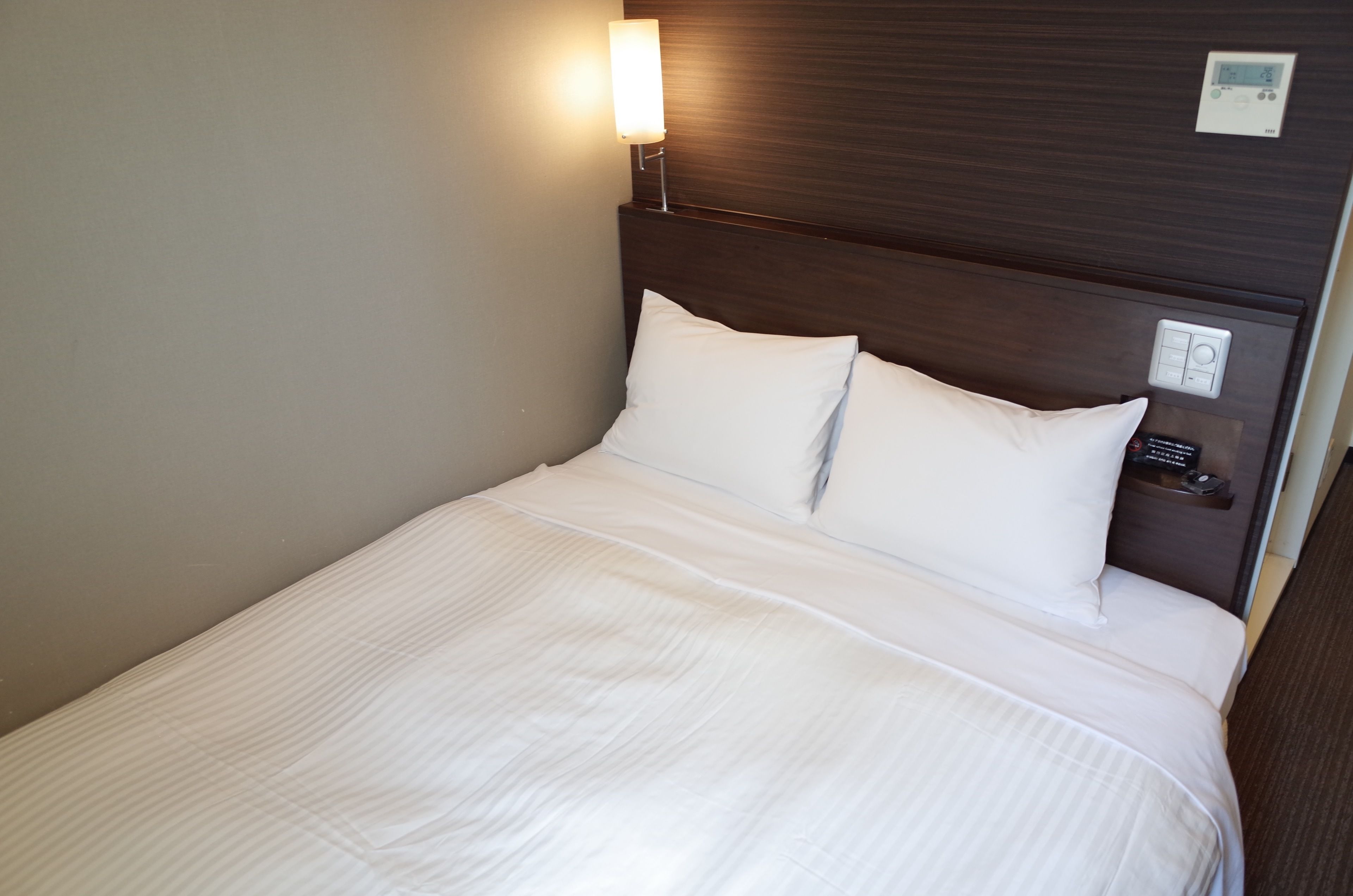 1 bedroom, desk, blackout curtains, soundproofing