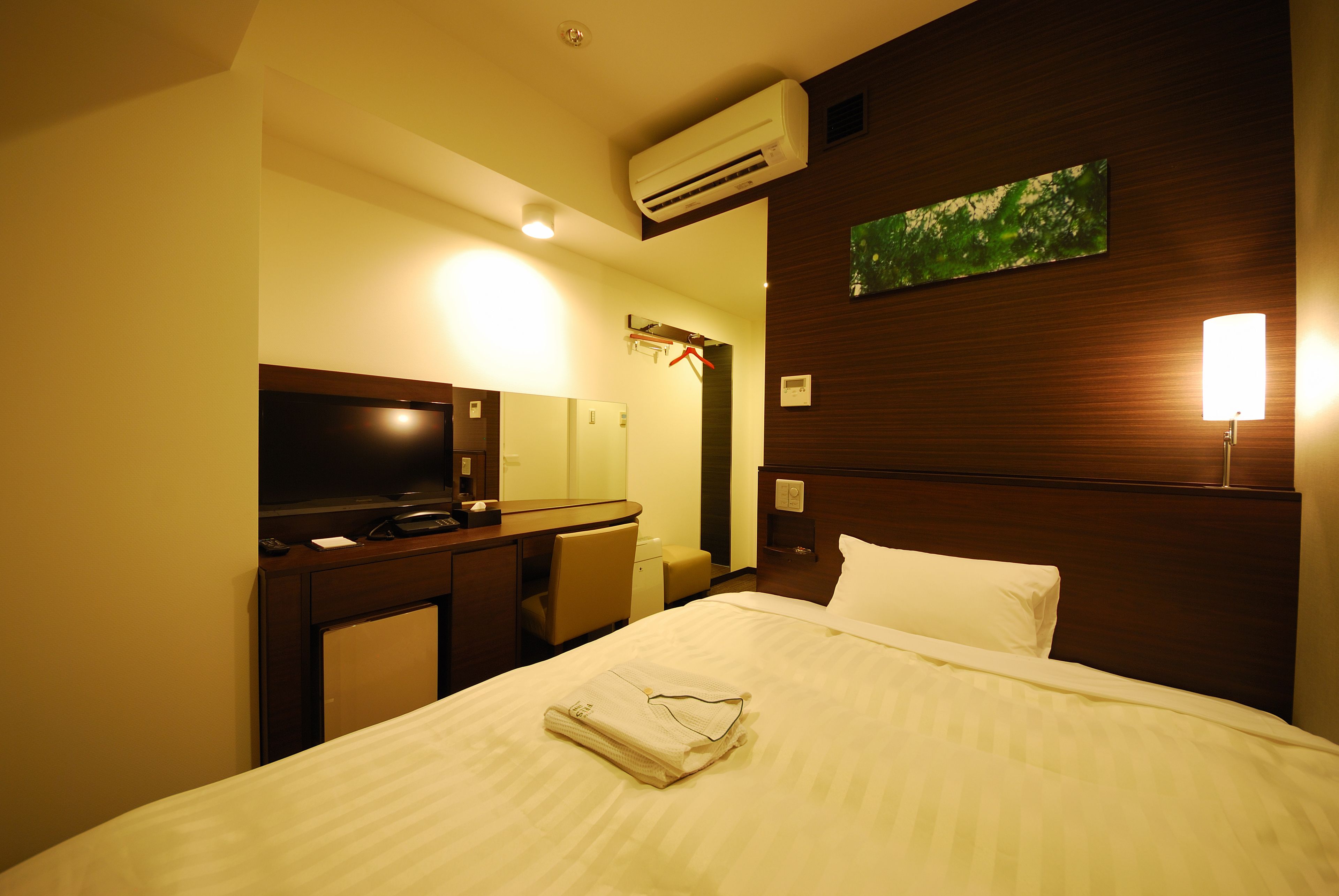 1 bedroom, desk, blackout curtains, soundproofing