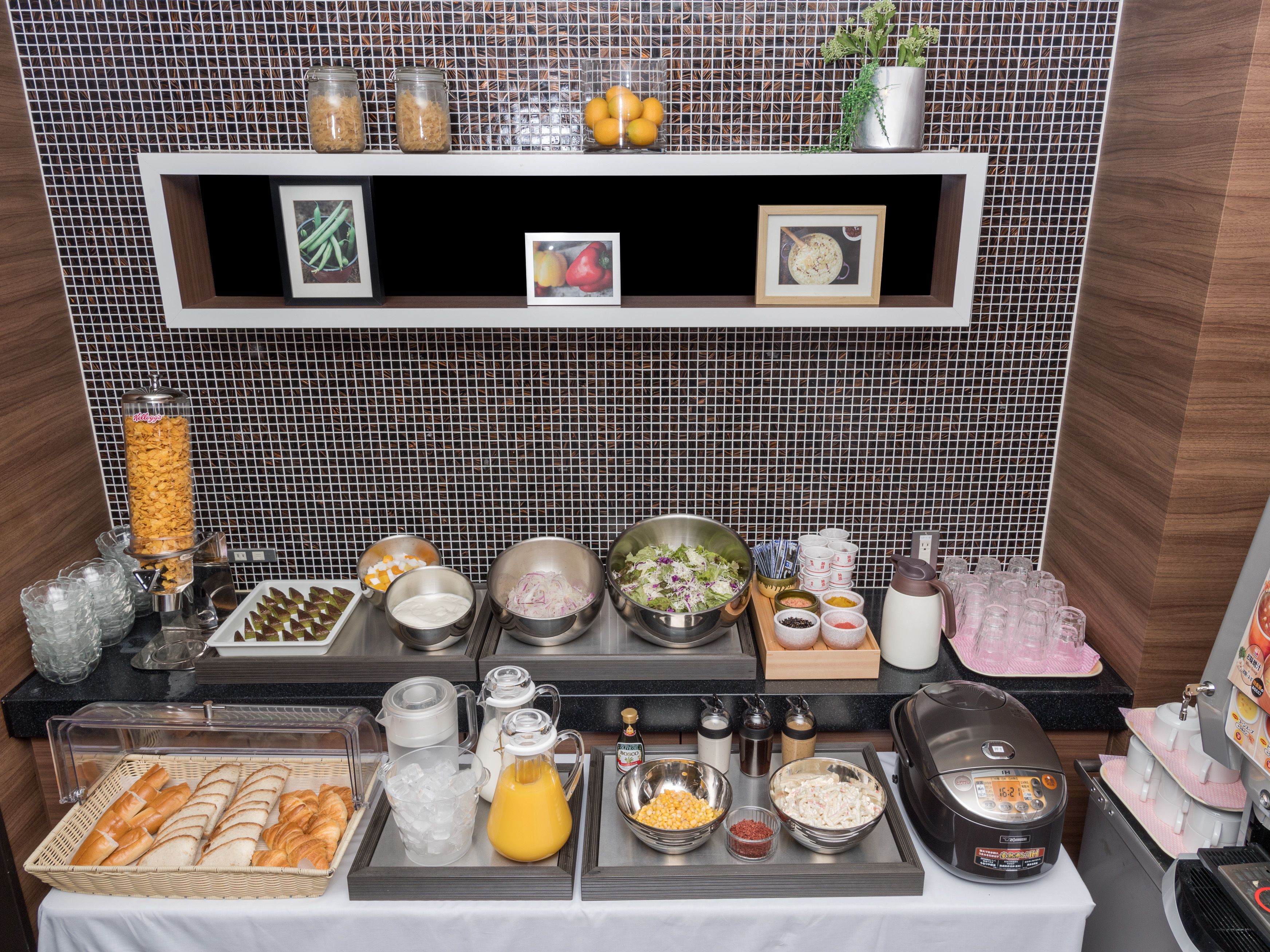 daily buffet breakfast (jpy 1500 per person)