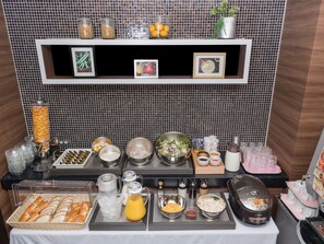 Dagelijks ontbijtbuffet (JPY 1500 per persoon)