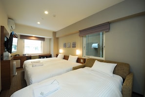 Een bureau, verduisterende gordijnen, geluiddichte muren