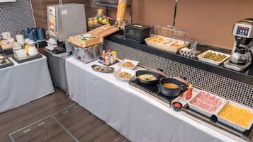 Daily buffet breakfast (JPY 1500 per person)