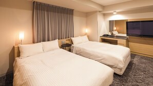 A hotel room with two beds, a desk, a TV, and a nightstand. - Sotetsu Fresa Inn Tokyo Kyobashi (Tokyo)