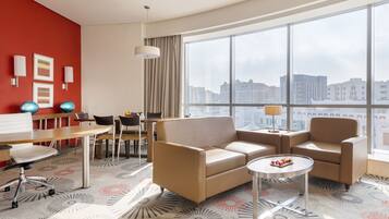 Presidential-Suite, 1 King-Bett, Raucher | Wohnbereich | 42-Zoll-LCD-Fernseher mit Kabelempfang, Fernseher, iPod-Dockingstation