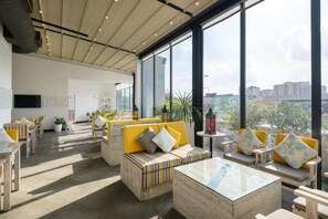 7 nhà hàng, phục vụ bữa sáng, bữa trưa, món ăn mang phong cách quốc tế 