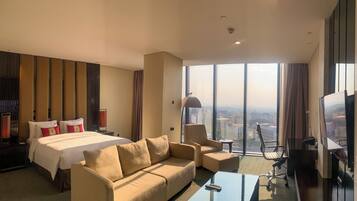 Junior Suite, 1 Katil Raja (King), Non Smoking, Penyaman udara | Bar mini, peti besi dalam bilik, meja, seterika/papan seterika
