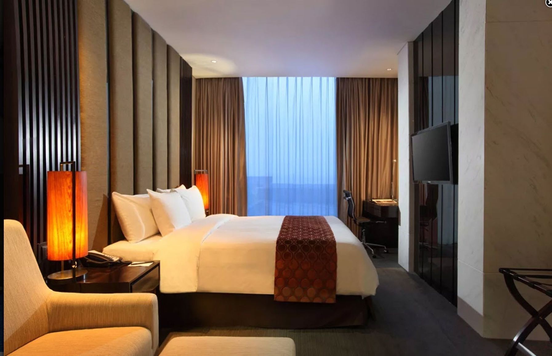 Minibar, in-room safe, desk, iron/ironing board