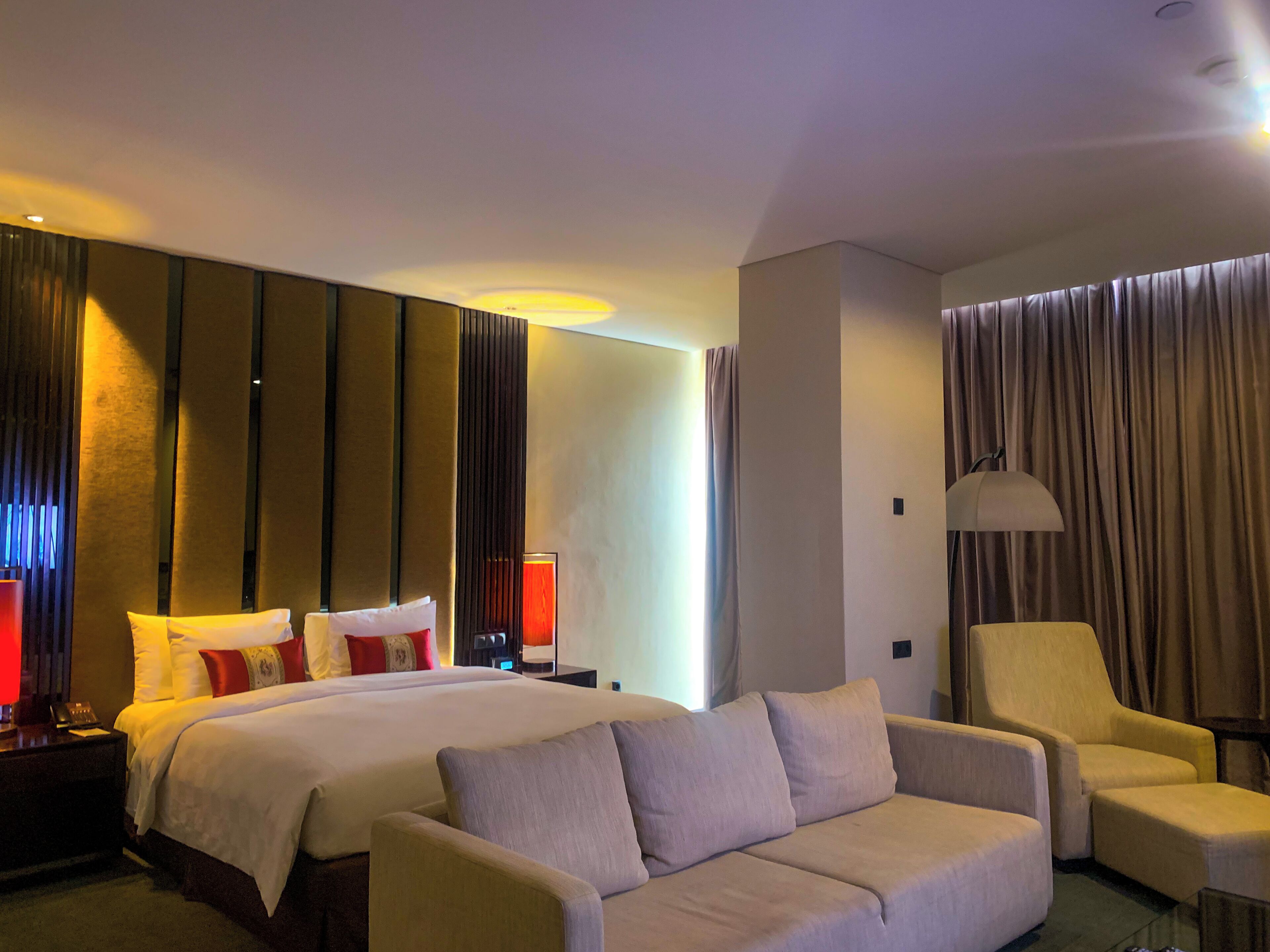 Suíte júnior, 1 cama King, para não fumantes, ar-condicionado | Frigobar, cofres nos quartos, escrivaninha