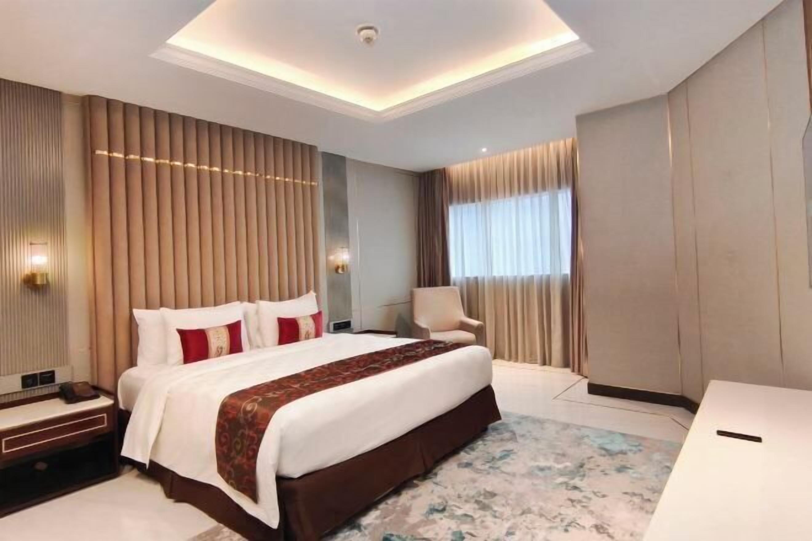 Minibar, in-room safe, desk, iron/ironing board