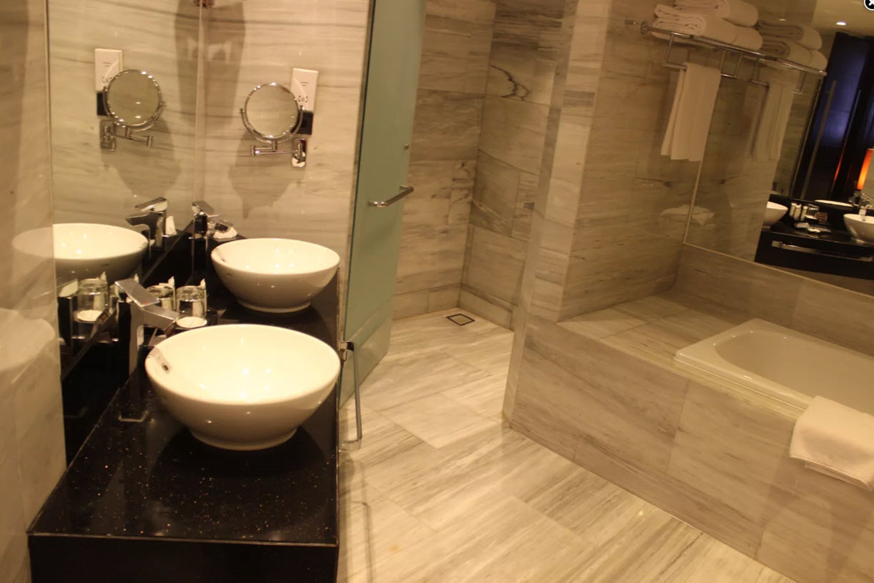 executive suite, 1 king bed | bathroom sink