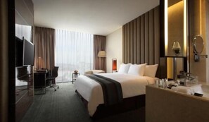 Minibar, in-room safe, desk, iron/ironing board - PO Hotel Semarang (Semarang)