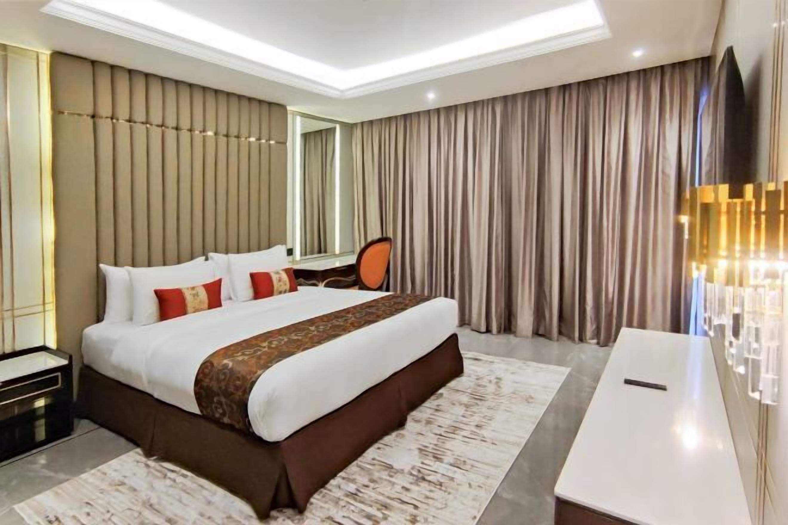 Minibar, in-room safe, desk, iron/ironing board