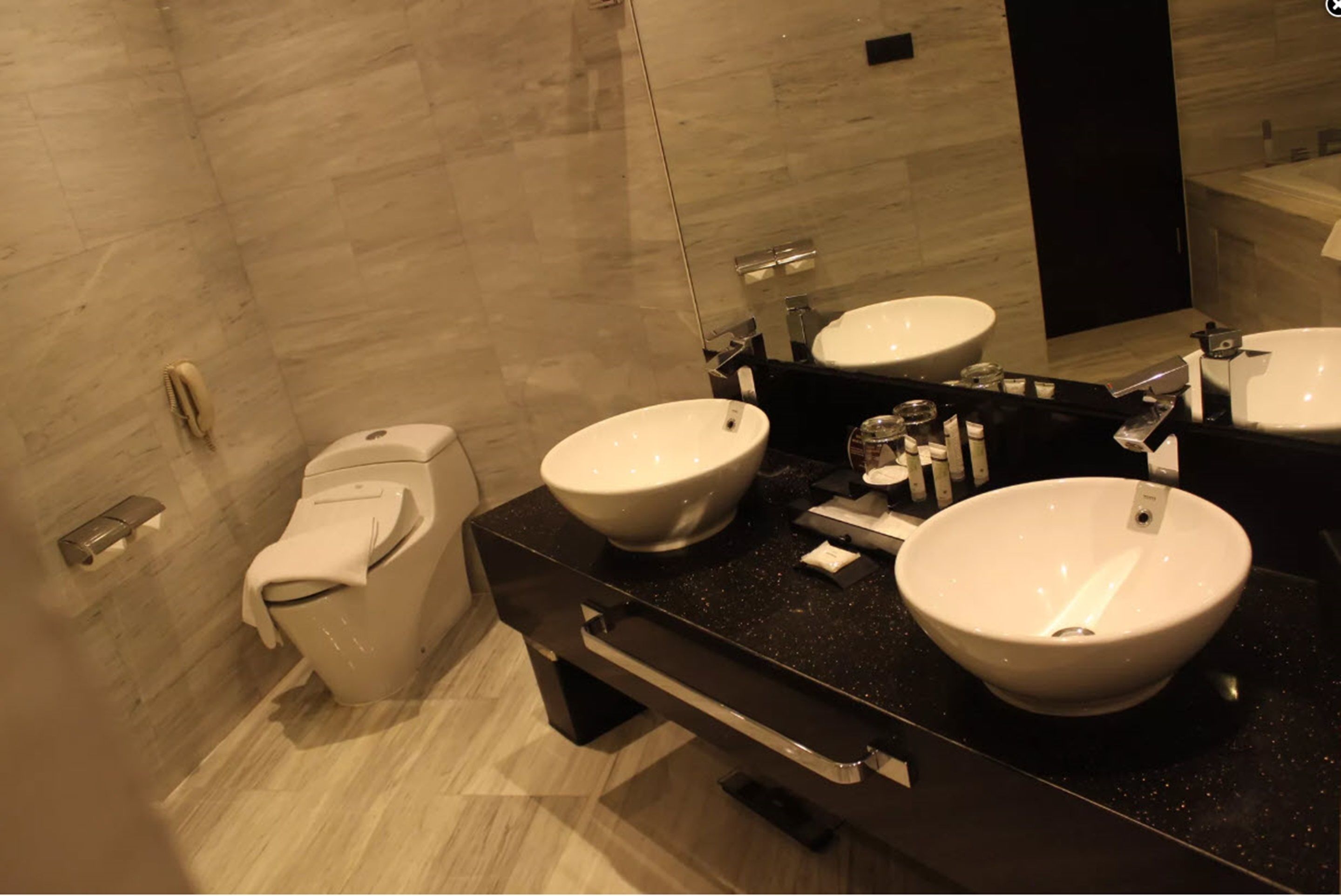 executive suite, 1 king bed | bathroom | separate bathtub and shower, deep-soaking bathtub, rainfall showerhead