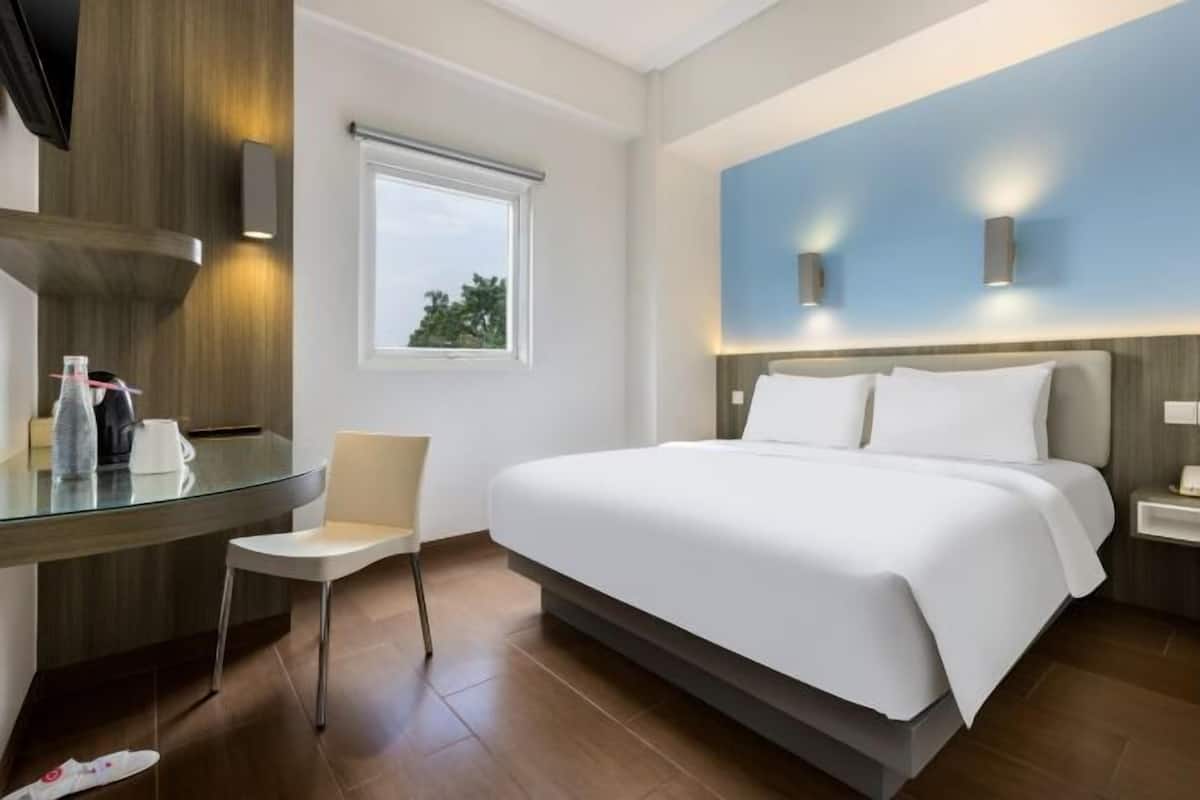 In-room safe, desk, iron/ironing board (on request), WiFi (free)