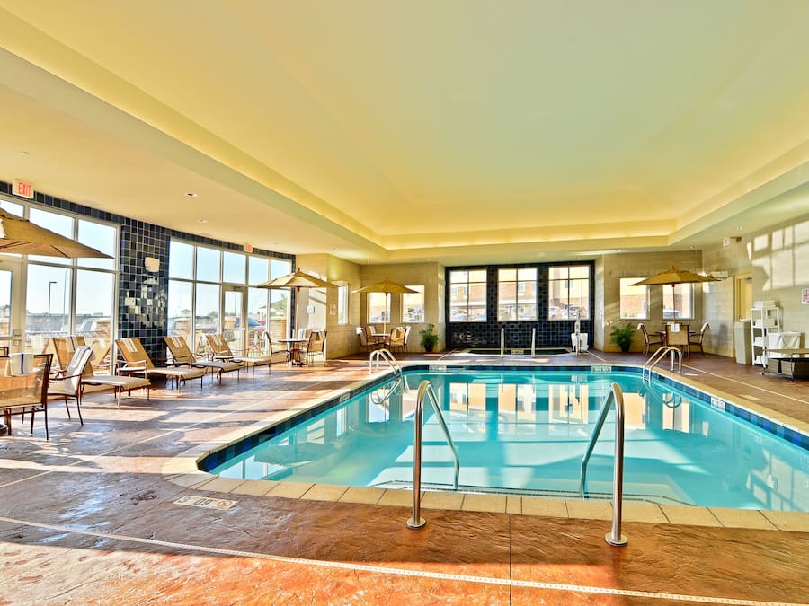 Alberca techada, acceso de 08:00 a 22:00, y camastros