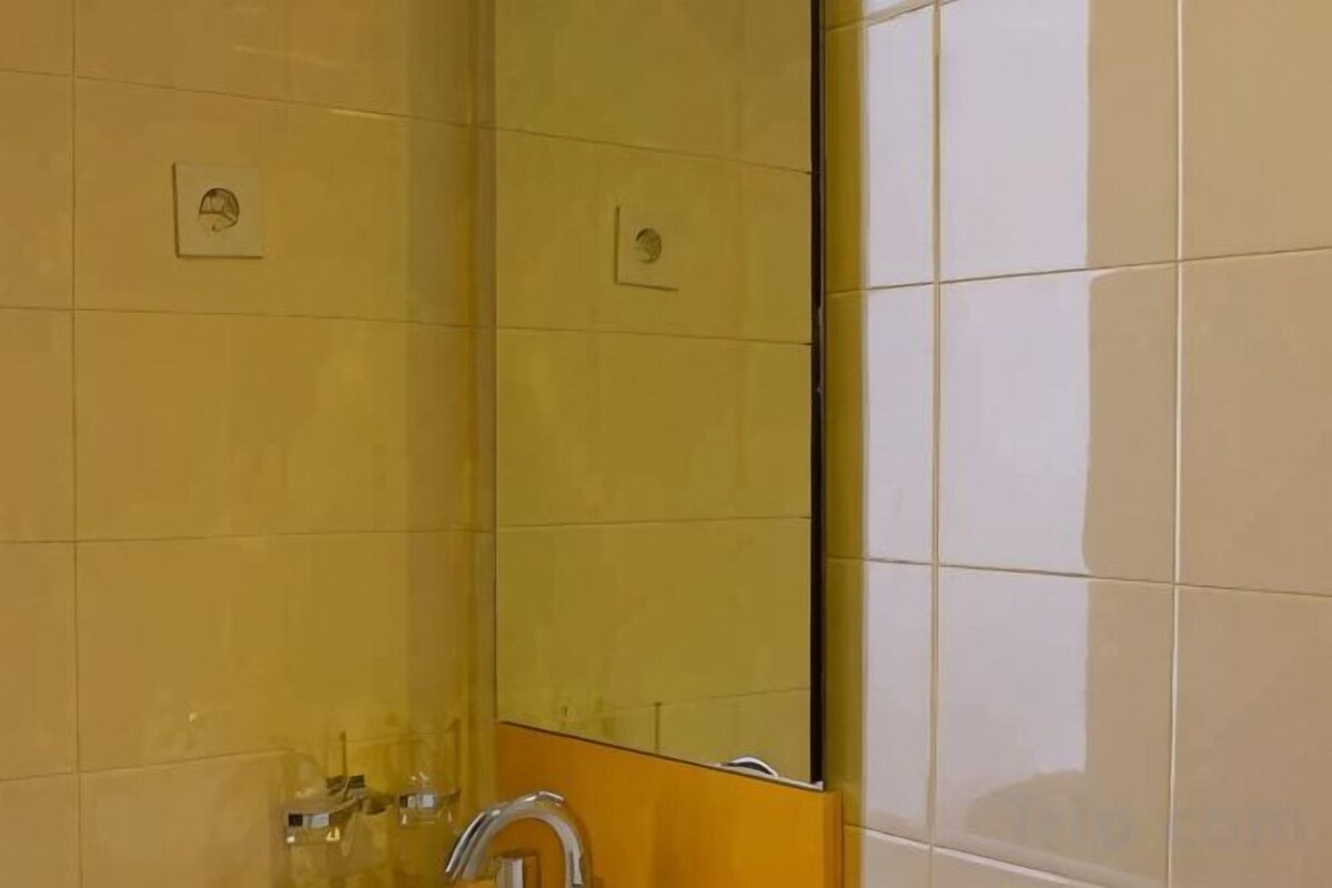 Baño | Cabezal de ducha tipo lluvia, zapatillas y toallas