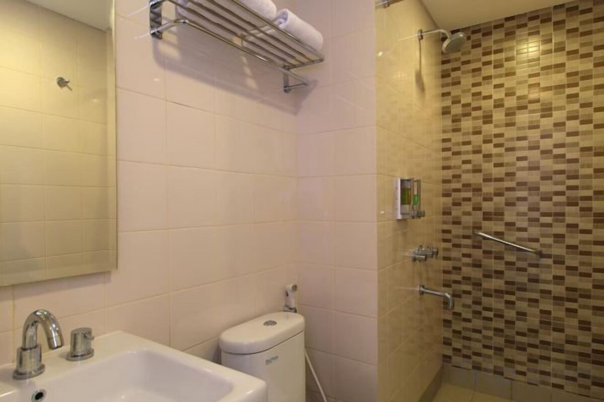 Baño | Cabezal de ducha tipo lluvia, zapatillas y toallas